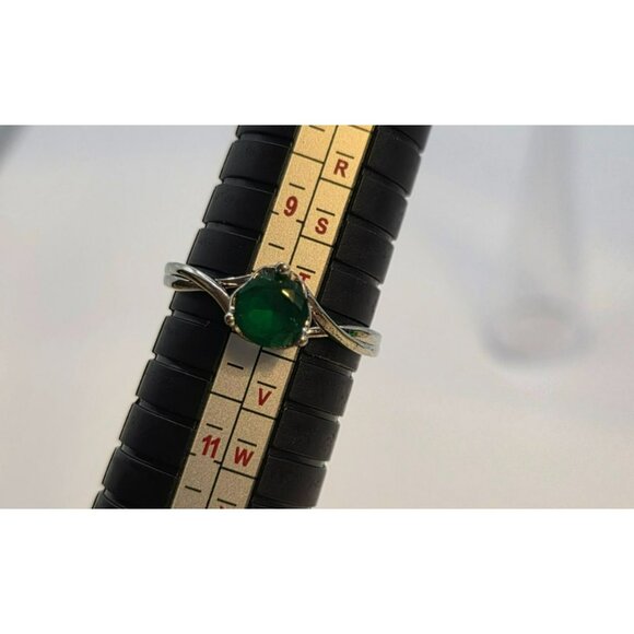Green Gemstone Solitaire Ring Size 10 Elegant Twist Band Design - Picture 3 of 3
